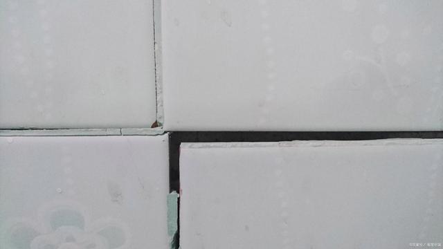 墙砖翘起来了怎么回事啊视频(墙砖翘起来了怎么回事啊视频教学)